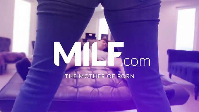 હોટ MILF શિક્ષક લિલી લેન અટકાયત દરમિયાન તોફાની છોકરાના શિશ્નને ચૂસે છે.