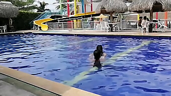 Uma Mulher Madura E Uma Jovem Morena Se Envolvem Em Beijos Apaixonados E Apalpações Na Piscina Antes De Se Mudarem Para O Banheiro Para Uma Atividade Sexual Intensa