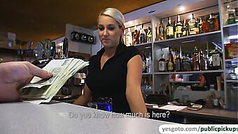 La impresionante Lenka recibe una corrida en la cara en un bar mientras muestra su cuerpo a los clientes.