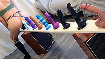 Rijden en testen van verschillende dildo's voor het ultieme orgasme