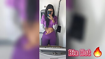 Bia, En Sexet Og Liderlig Brunette, Hygger Sig På Det Offentlige Toilet I En Bus