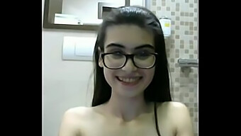 Joven chica italiana de cámara se complace a sí misma en ExposedCams