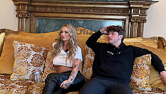 JazJizz, populárna influencerka sociálnych médií, predvádza svoje tetovania a veľké prsia v horúcej podcastovej relácii