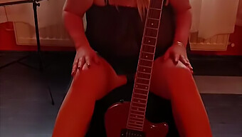 Blonde Sexbombe Spielt Gitarre Und Zeigt Dabei Verführerisch Ihre Massiven Brüste