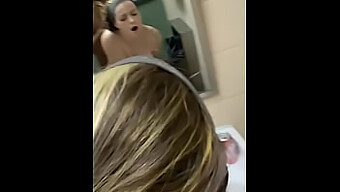 Blondes Luder bekommt Dirty Talk und Haareziehen in öffentlicher Toilette