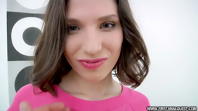 Russische vixen met hete roze lippenstift neemt een grote lul in anale actie