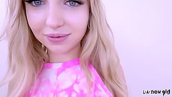 Blonde Sexbombe Mit Üppigen Locken Beim Geilen Blowjob