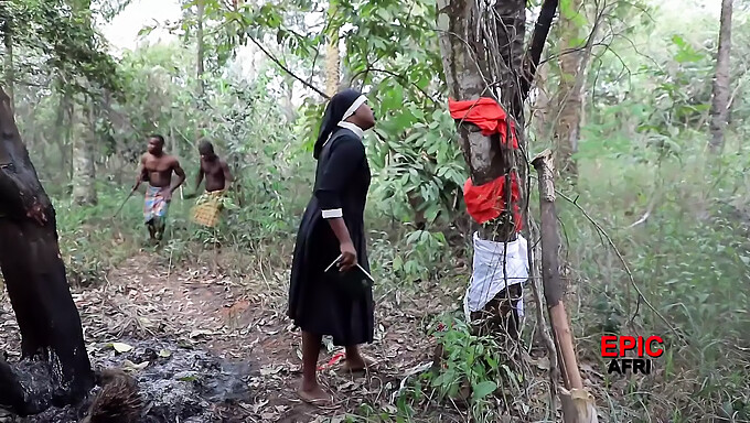 Schwarze Männer verwöhnen Missionar aus dem anderen Land beim Dreier