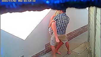 Um Casal Amador É Pego Na Câmera Fazendo Sexo Público Do Lado De Fora De Um Restaurante.