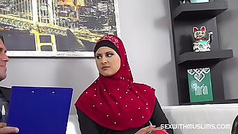 Muslimahs Hijab Lossnar Under Intensiv Oralsex-Session