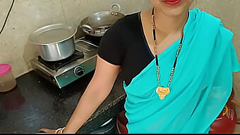 Uma esposa recém-casada se envolve em um encontro quente na cozinha com seu meio-irmão enquanto conversa com o marido em áudio sujo em hindi