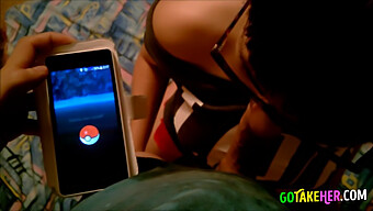 Amateurgirl Nutzt Pokémon Go, Um Neue Blowjob-Fähigkeiten Zu Erlernen