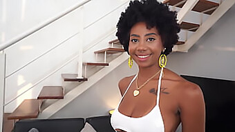 Hermosa chica negra con pechos perfectos, Ana Susage se folla el culo y la boca con un hombre blanco con una gran polla.