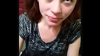 Video Pov Của Một Cô Gái Trẻ Tóc Nâu Thổi Kèn Cho Một Chàng Trai Mà Cô Gặp Trên Tinder