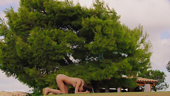 La Démonstration De Yoga De La Superbe Alissa Foxy En Vidéo Solo En Plein Air Par Ultrafilms.