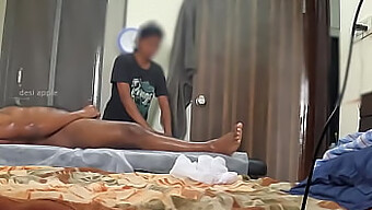 Un Masseur Est Surpris Par Une Petite Bite Noire Pendant Un Massage.