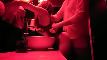 Imágenes eróticas dentro del lavabo de caballeros en el club nocturno