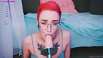 Une Adorable Personne Androgyne Reçoit Du Plaisir Oral D'Un Jouet Sexuel