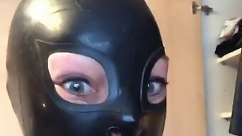 Mary, de onderdanige, selecteert haar avondkleding inclusief een fetish masker en latex