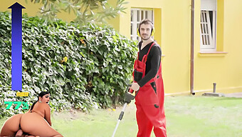 Jordi Continua Focado Enquanto Sara Retali E Sara Diamante O Seduzem Com Suas Curvas Irresistíveis - Com Sutiãs