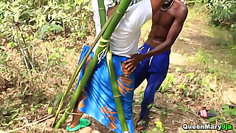 Uma Mulher Negra Sexy É Amarrada Em Um Bambu E Vigorosamente Penetrada Ao Ar Livre.