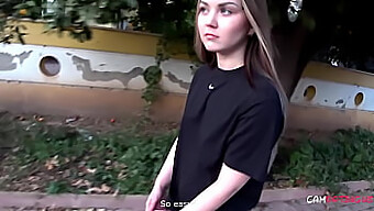 Russische Schoonheid Anya Blijft Vastzitten In Een Boom En Heeft Een Redder Nodig [Comedy Porno]