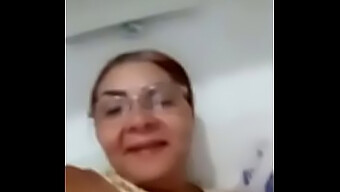 Amatööri MILF ja mummo jakaa isot tissit ja perseet WhatsApp