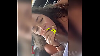 Mujer voluptuosa recibe una corrida facial en público