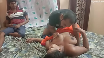 インドの妻が夫を他の男性と共有し、膣に精液を受け取るのを楽しむ