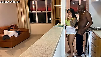 Pareja interracial se pone íntima mientras arregla la televisión, lleva a una intensa sesión de sexo