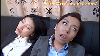 素晴らしい催眠術にかかったアジアの美女が、面接中にヘンタイに登場!