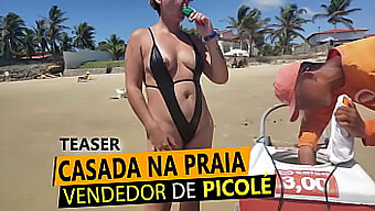 Loira Sexy De Biquíni Na Praia, Oferecendo Seus Seios Para O Vendedor De Sorvetes