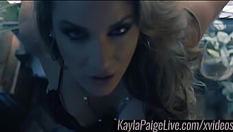 Kayla Paige เปลื้องผ้าที่เย้ายวนใจและมีความสุขเดี่ยว