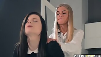 Okouzlující Lesbičky S Podpatky A Prstíky Si Užívají Drsný Lesbický Sex